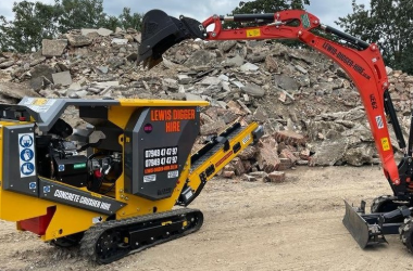 Dragon Crusher CR400 Petrol with breaker port and conveyor